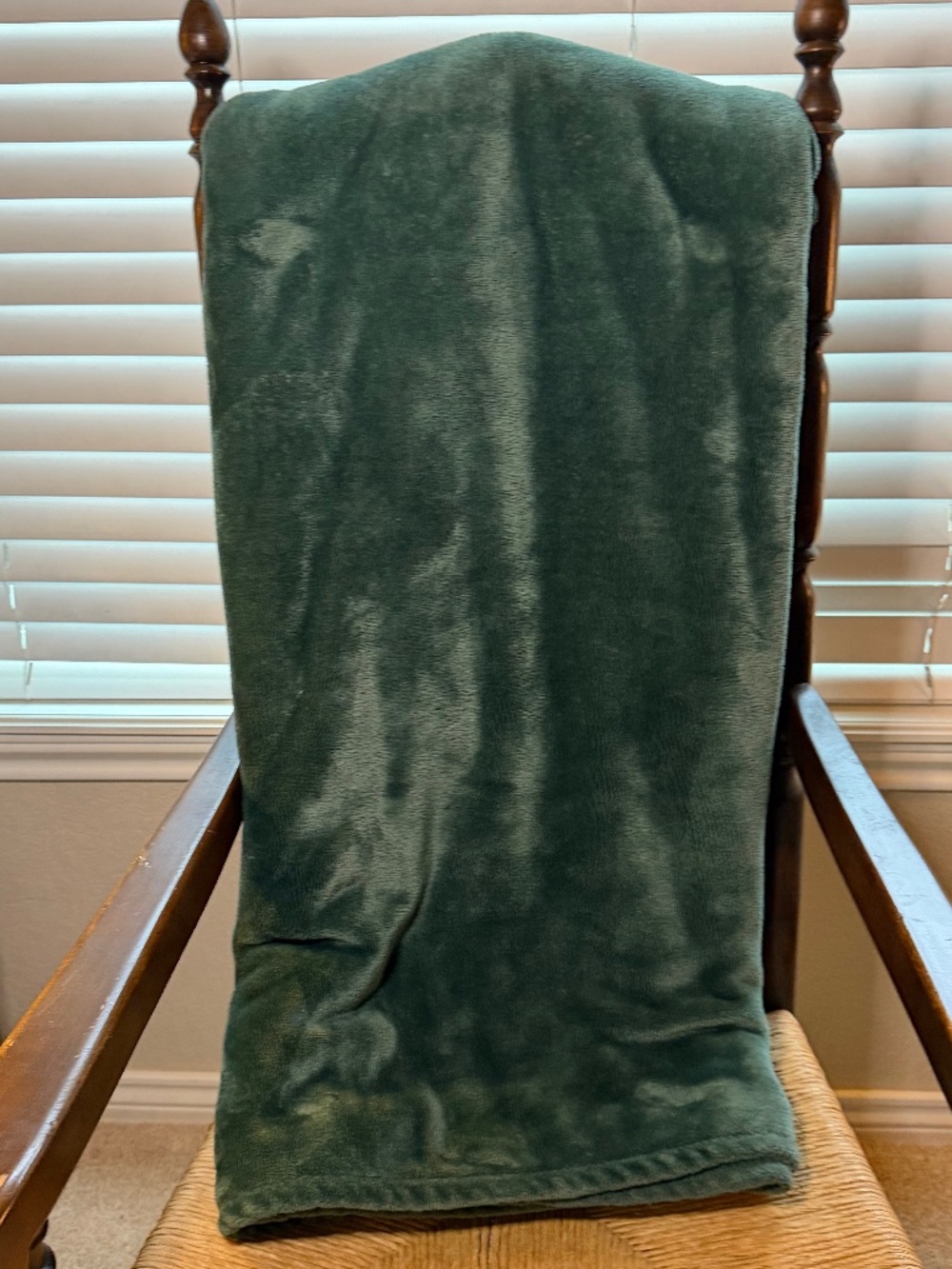 Room Essentials Forest Green Lightweight Plush Throw for Double Bed or Couch